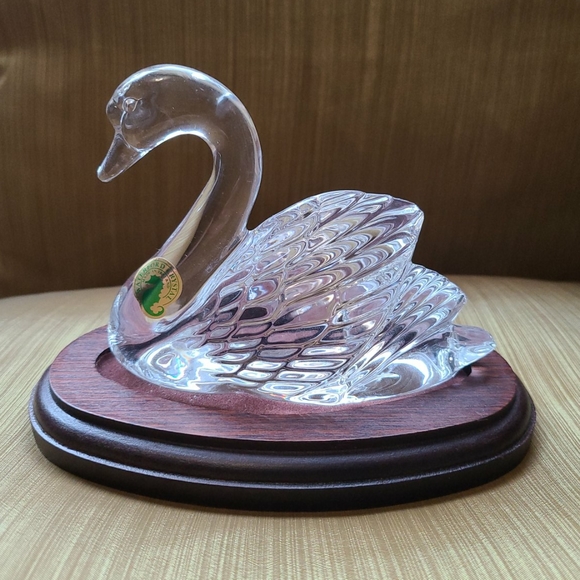 Waterford Legends & Lore Swan Figure with Stand - Picture 1 of 5
